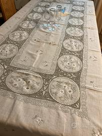 Tovaglia da tavola ricamata