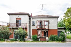 Casa indipendente di 305 m² con più di 5 locali e 