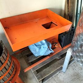 Macchinetta elettrica pigia uva