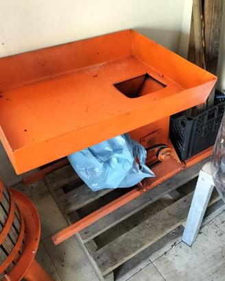 Macchinetta elettrica pigia uva