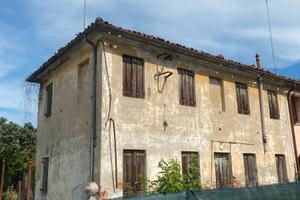Porzione di testa con giardino da ristrutturare