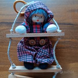 Bamboline in porcellana su scaletta