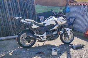 Nc750x dct pronta all’uso con o senza accessori