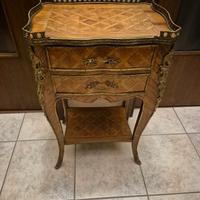 comodino francese intarsiato e profili in bronzo 