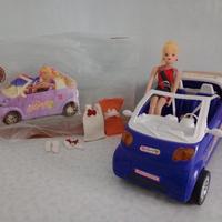 Bambolina alla guida di un'automobile & abitini