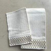 Set di asciugamani con ricamo geometrico