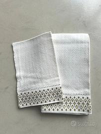 Set di asciugamani con ricamo geometrico
