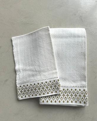 Set di asciugamani con ricamo geometrico