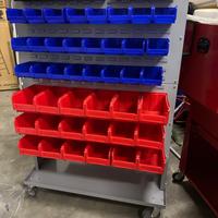 Scaffale carrellato con 100 cassetti
