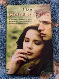 Stai qui con me di J. Lynn