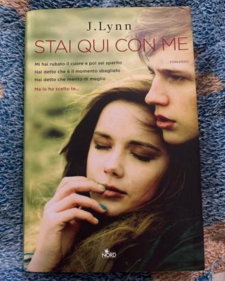 Stai qui con me di J. Lynn