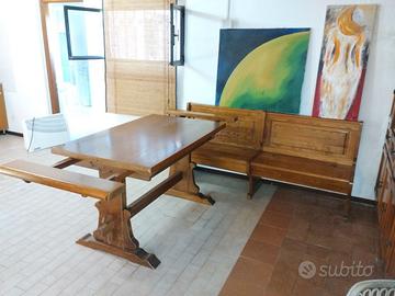 Tavolo in legno massello con panca angolare