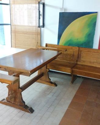 Tavolo in legno massello con panca angolare