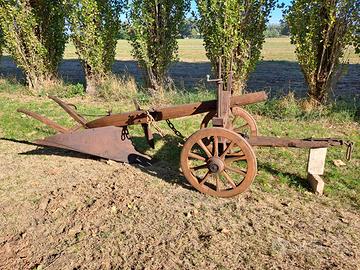 Aratro antico in legno