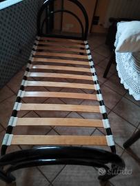 Lettino singolo con doghe e materasso.