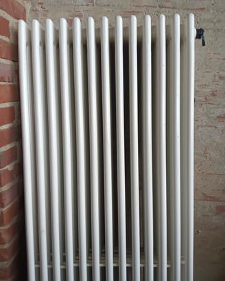 radiatore tubolare bianco in acciaio
