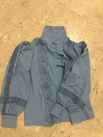 Camicia azzurra con pizzo