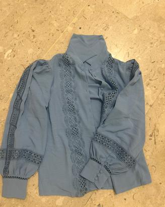 Camicia azzurra con pizzo