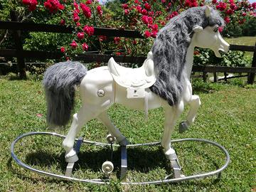 Giocattolo cavallo a dondolo e con rotelle