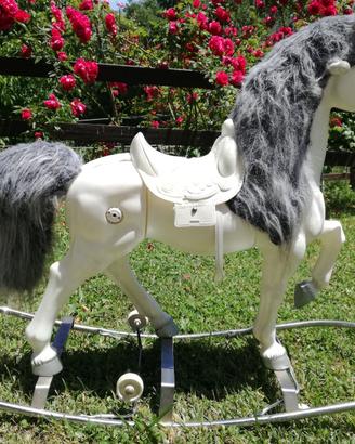 Giocattolo cavallo a dondolo e con rotelle