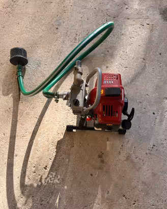 Pompa idrovora con tubo di gomma