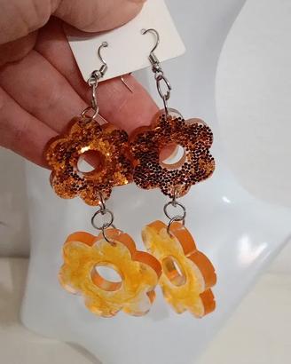 Orecchini artigianali in resina doppi fiori