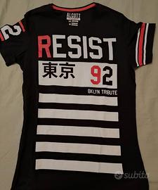 maglietta nera con grafica