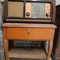 Radio a valvole e mobiletto con giradischi