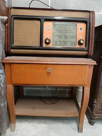 Radio a valvole e mobiletto con giradischi