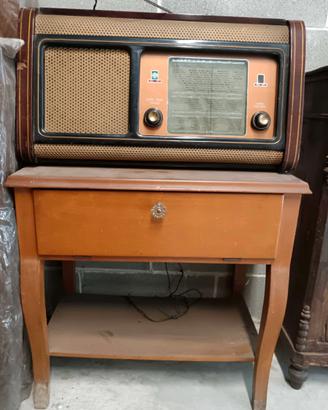 Radio a valvole e mobiletto con giradischi