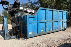 Cassa Scarrabile con gru caricatore Hiab e polipo 