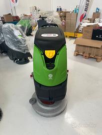 Lavapavimenti professionale uomo a terra