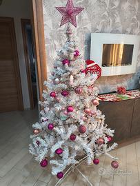  albero di natale con palline e puntale