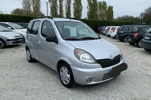 Toyota yaris verso 1.3 benz 02 ricambi