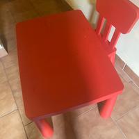 Tavolino con sedia color rosso