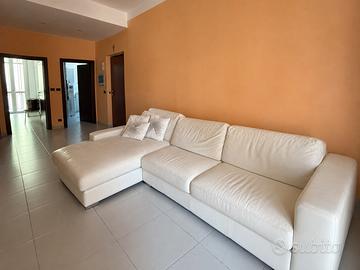 Divano in pelle bianco sfoderabile