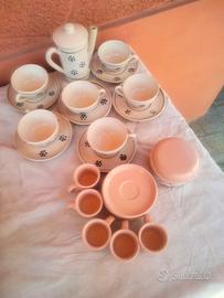 Servizio in ceramica e vari bicchieri.
