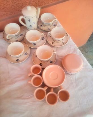 Servizio in ceramica e vari bicchieri.