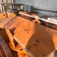 Tavolo e sedie in legno