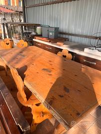 Tavolo e sedie in legno
