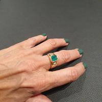 Anello di smeraldo e 4 diamantini in oro 18k