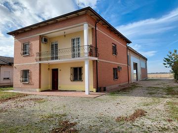 Casa indipendente con capannone