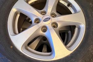 4 cerchi in lega Ford e 4 prneumatici invernali