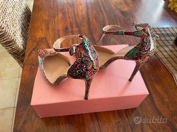 Scarpa con tacco multicolore