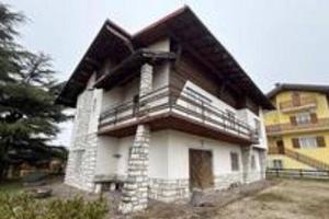 Immobile in asta di 254 m² con 5 locali e box auto