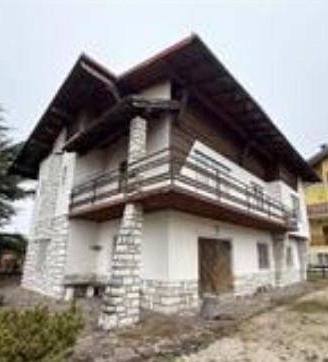 Immobile in asta di 254 m² con 5 locali e box auto