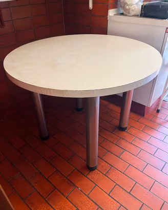 Tavolo rotondo bianco e 4 sgabelli