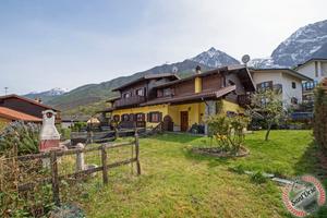 Villetta a schiera con giardino e doppia autorimes