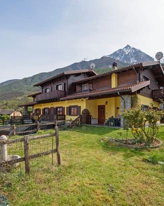 Villetta a schiera con giardino e doppia autorimes