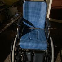 Sedia a rotelle con wc